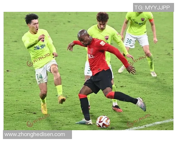 足球明星遭球迷挑衅反击引发热议赛场内外情绪高涨